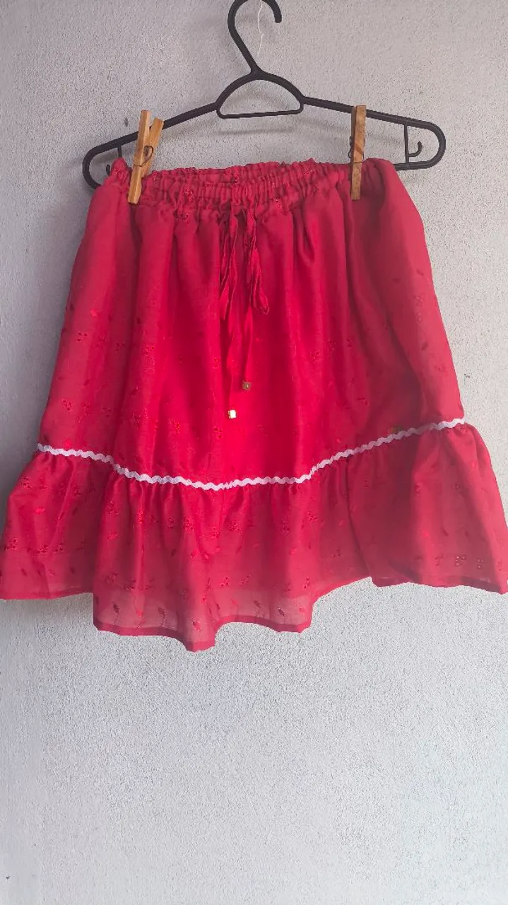 Saia vermelha com detalhes