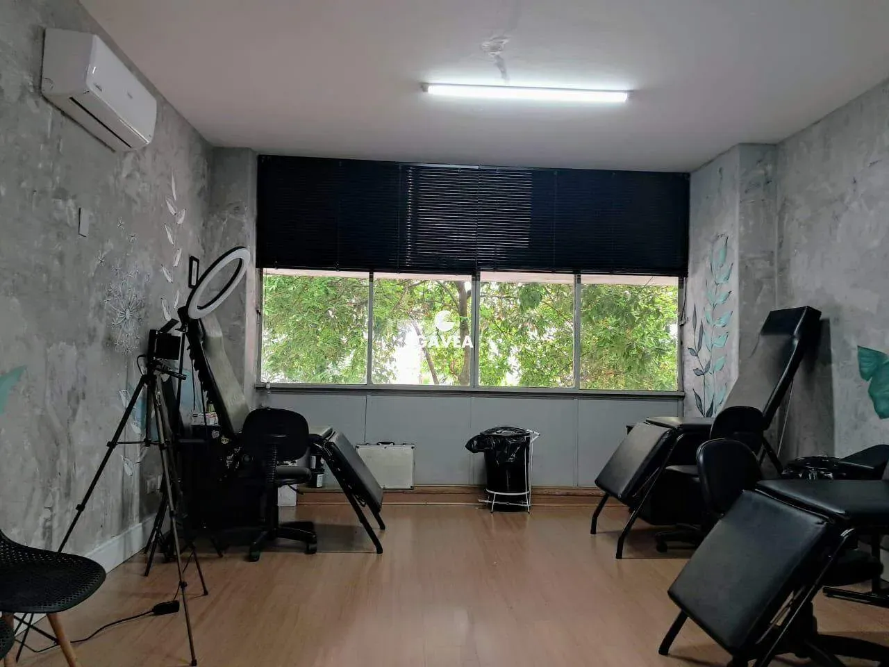 Sala comercial à venda no Gonzaga em Santos.