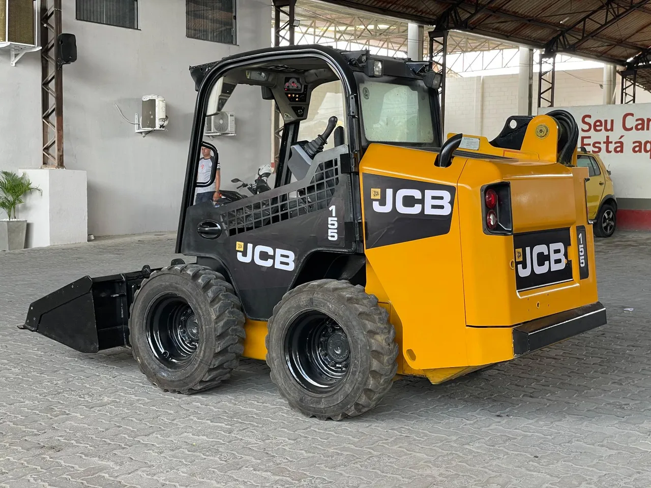 MINI PÁ CARREGADEIRA JCB2013