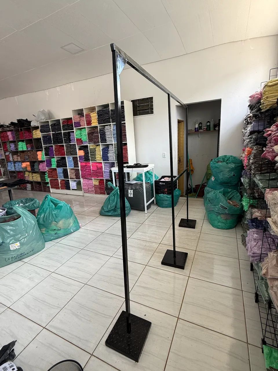 Arara de ferro para loja 