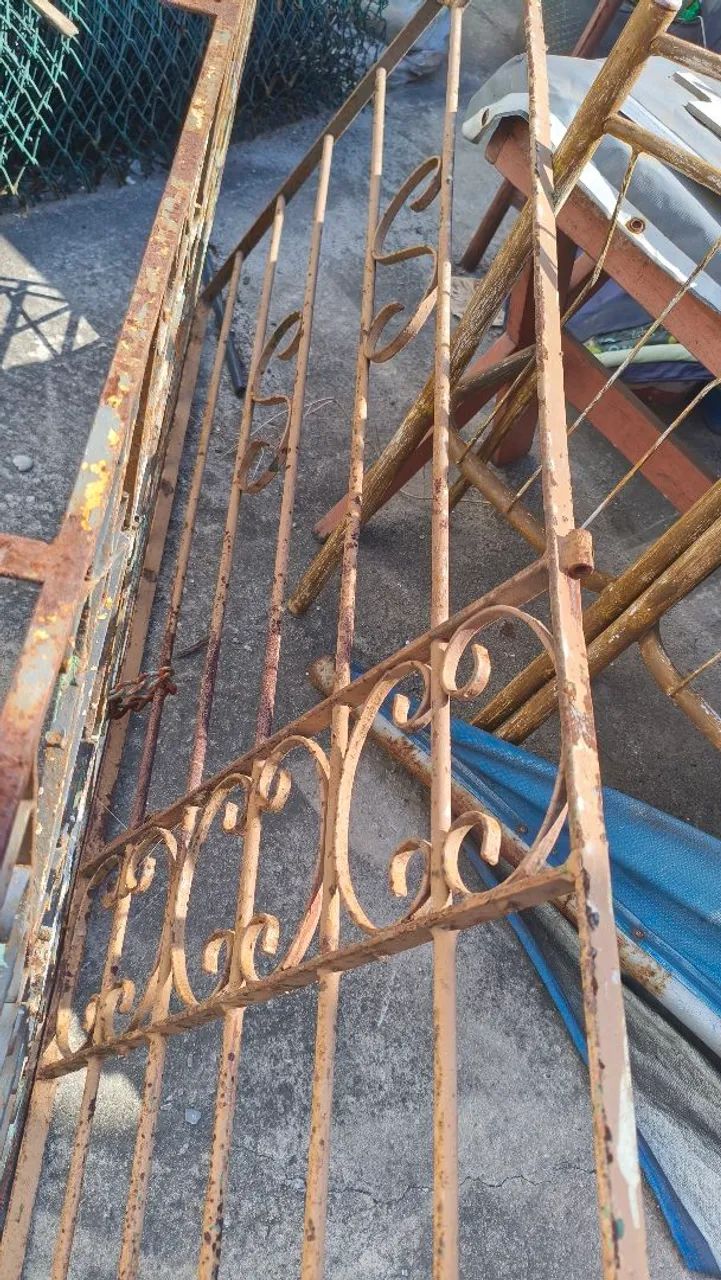 Portão social enferrujado LEIA