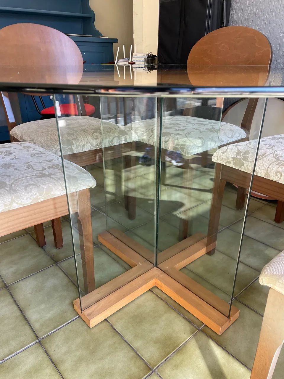 Jogo de Mesa  com Tampo de Vidro e Base em Vidro e 06 Cadeiras em Madeira Maciça  - Foto 2