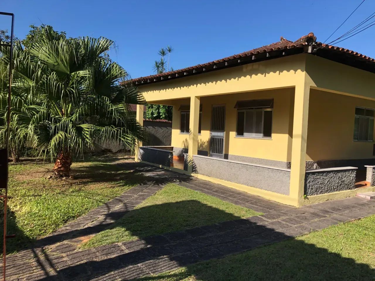 CASA LINEAR COM PISCINA DENTRO DE CONDOMÍNIO FECHADO.