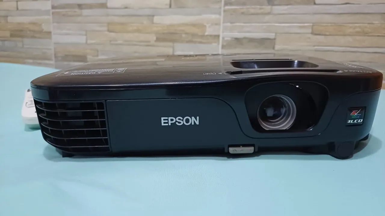 Projetor Epson com tela retrátil 