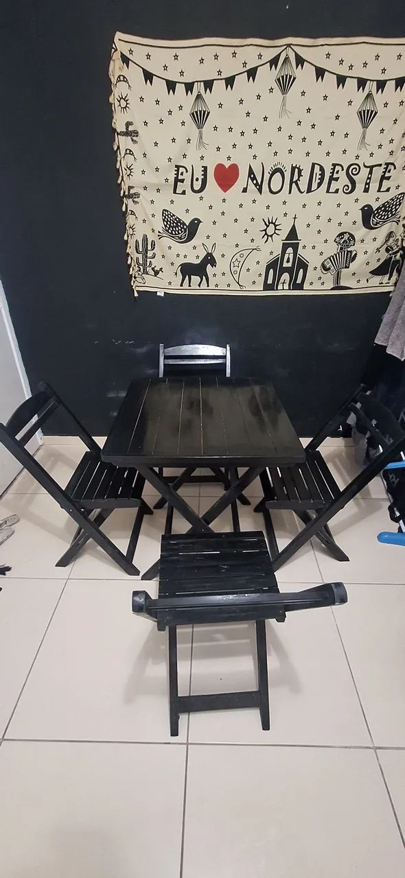 Mesa e Cadeiras de Madeira