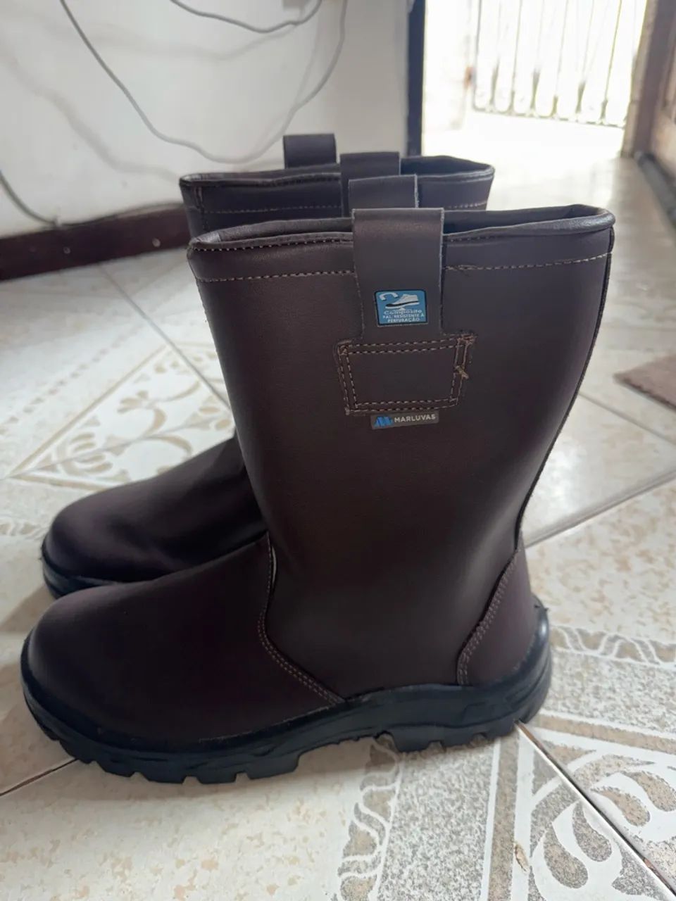 Bota marluvas cano longo marrom 