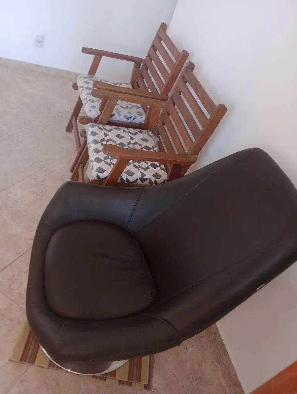 Cadeiras decorativas e poltrona  - Foto 3