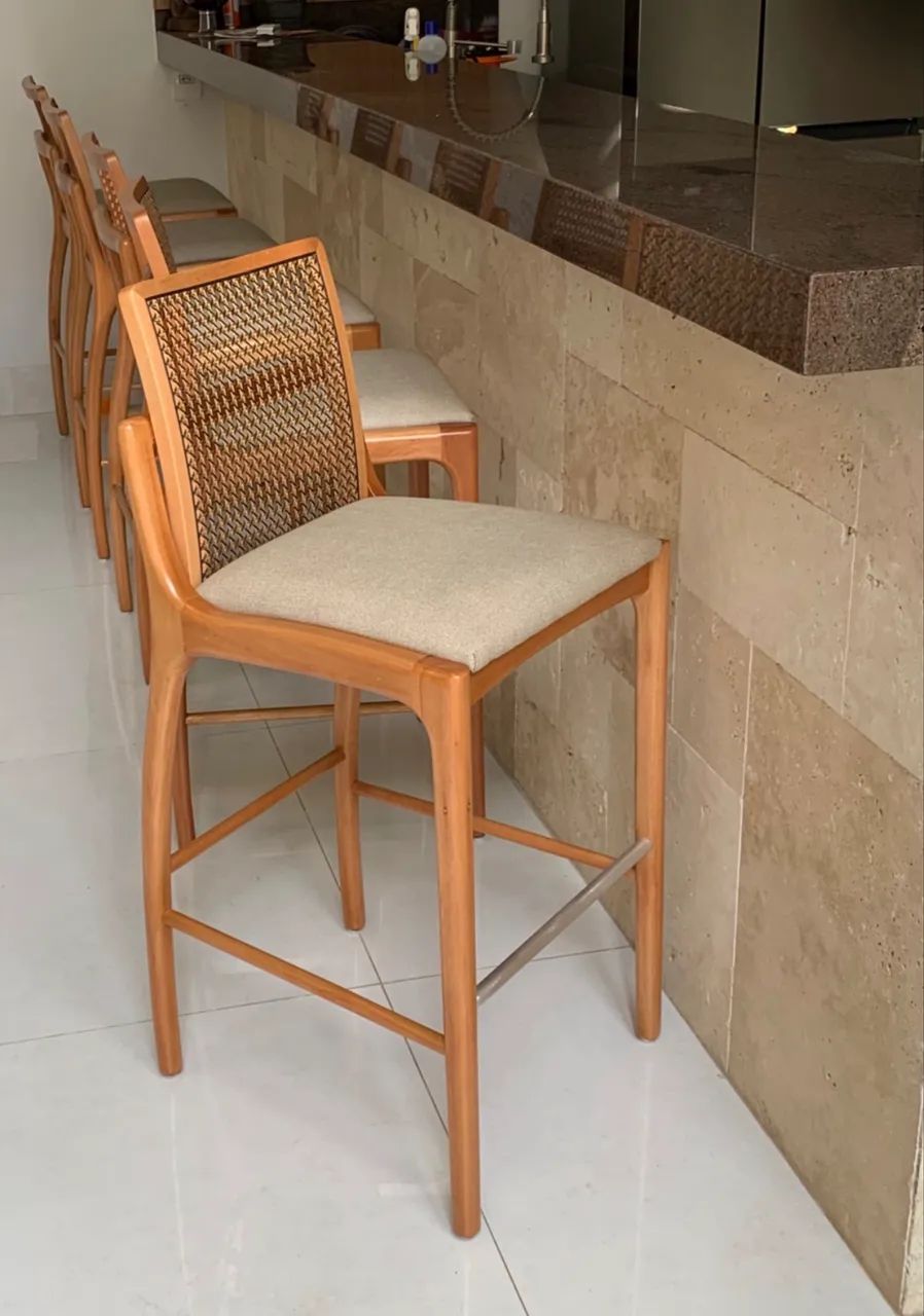 Banquetas na madeira nova 