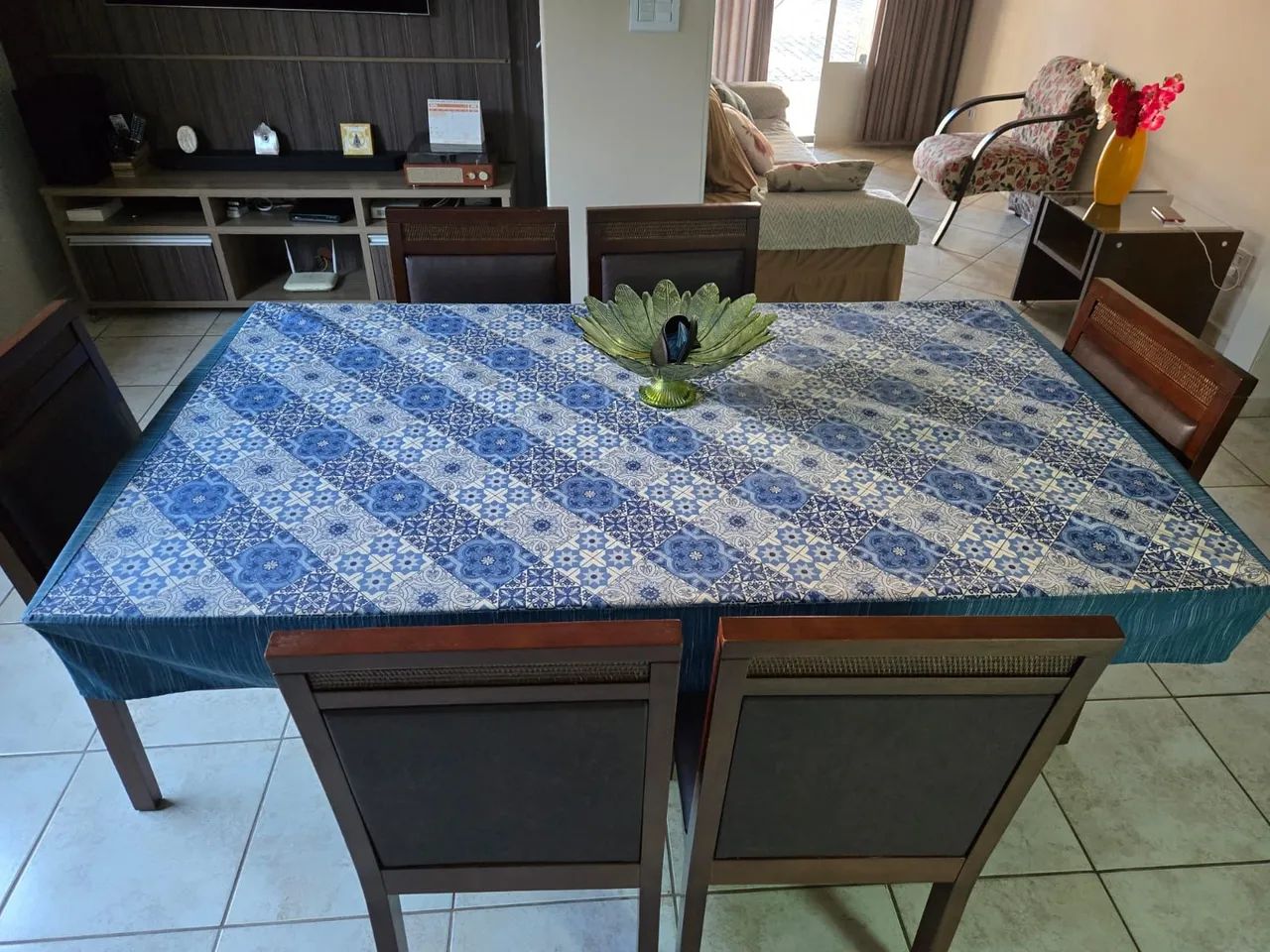 Mesa de madeira com tampo de vidro com 06 cadeiras - Foto 5