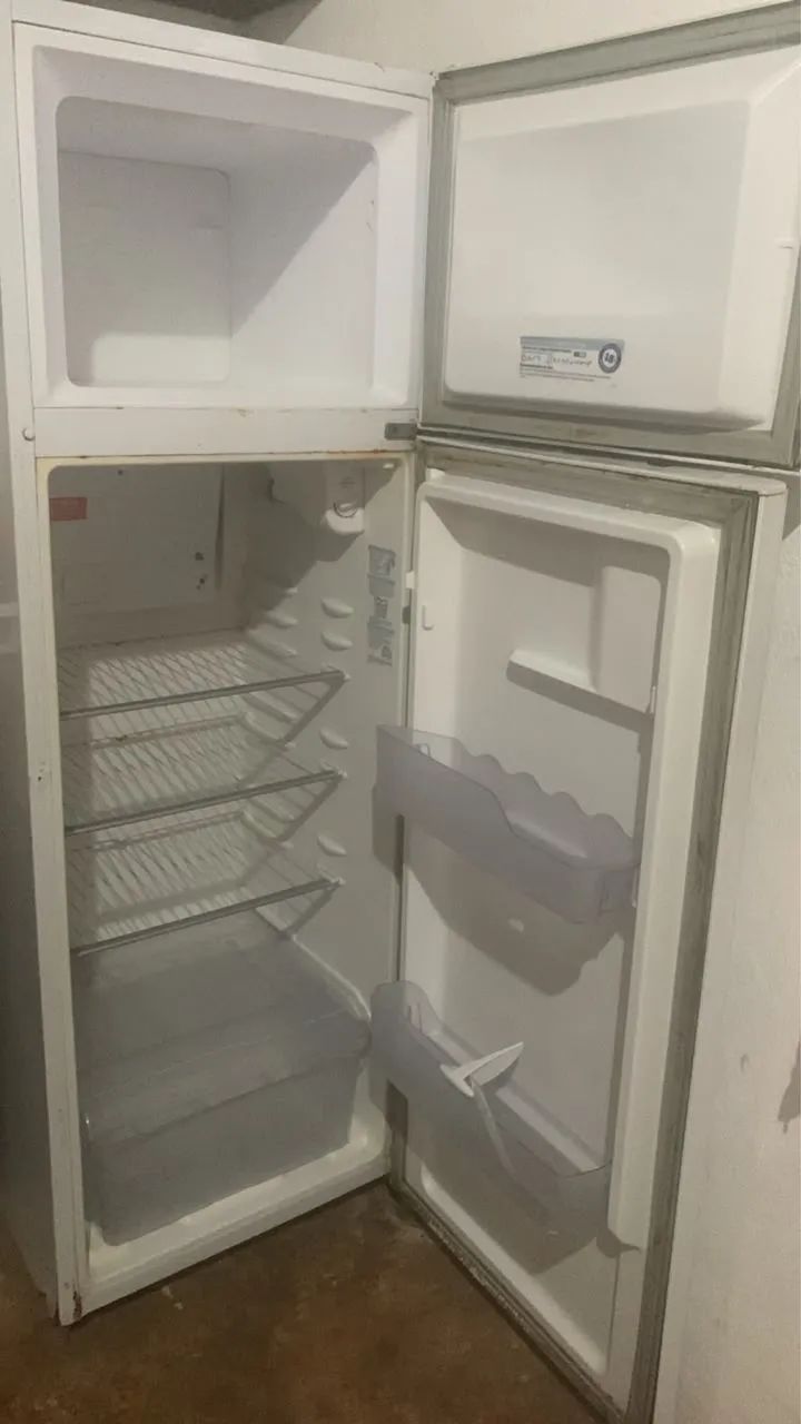 Vendo 750 geladeira funcionando normal  - Foto 2