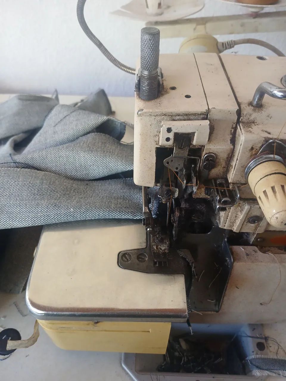 Máquina overloque 
