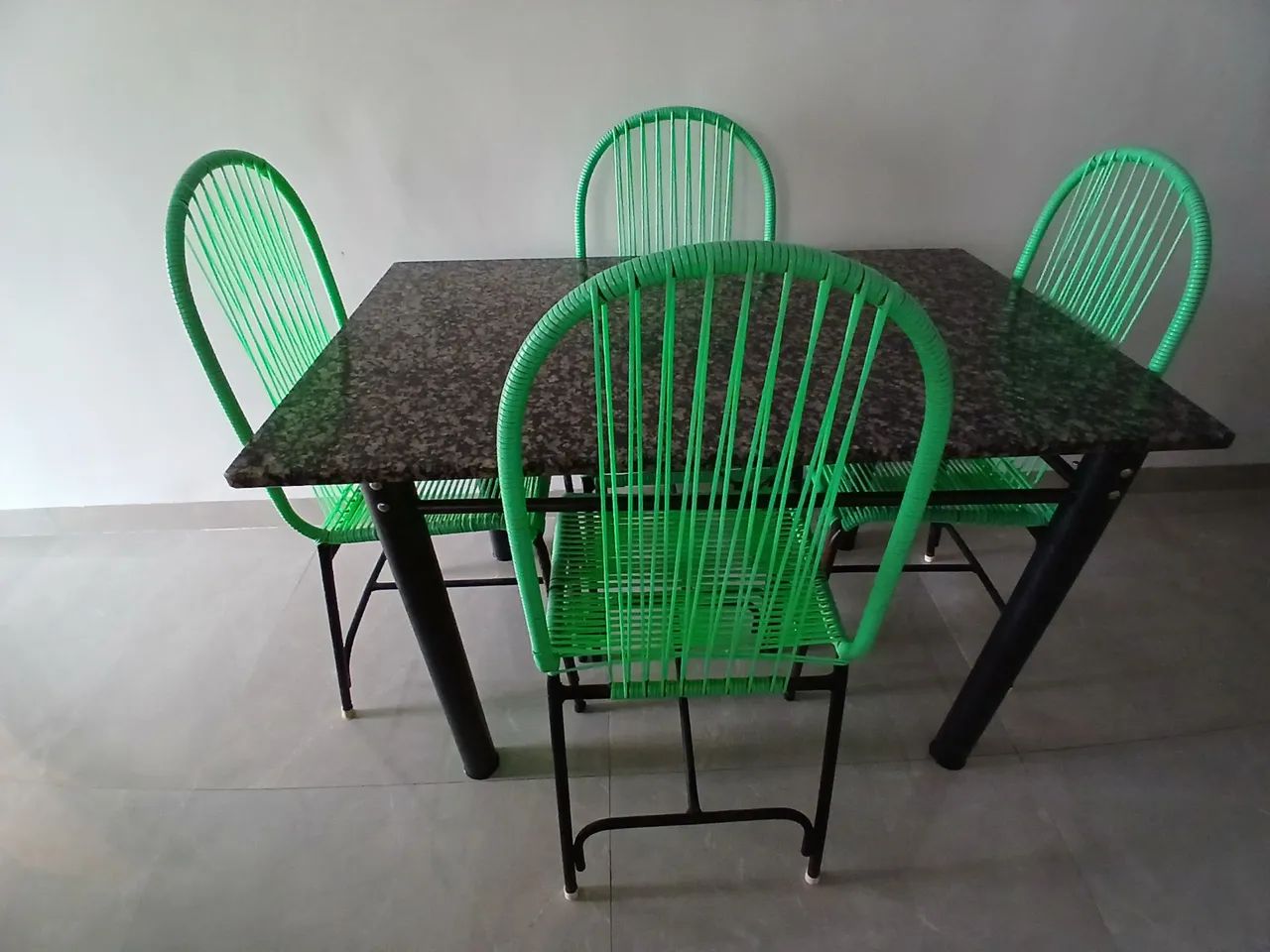 MESA DE MÁRMORE 4 CADEIRAS FIBRA