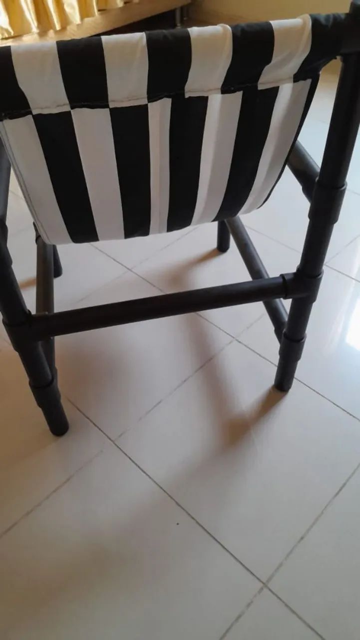 Poltrona feita  com canos de pvc e pintada de preto com assento de tecido Dohler  - Foto 4