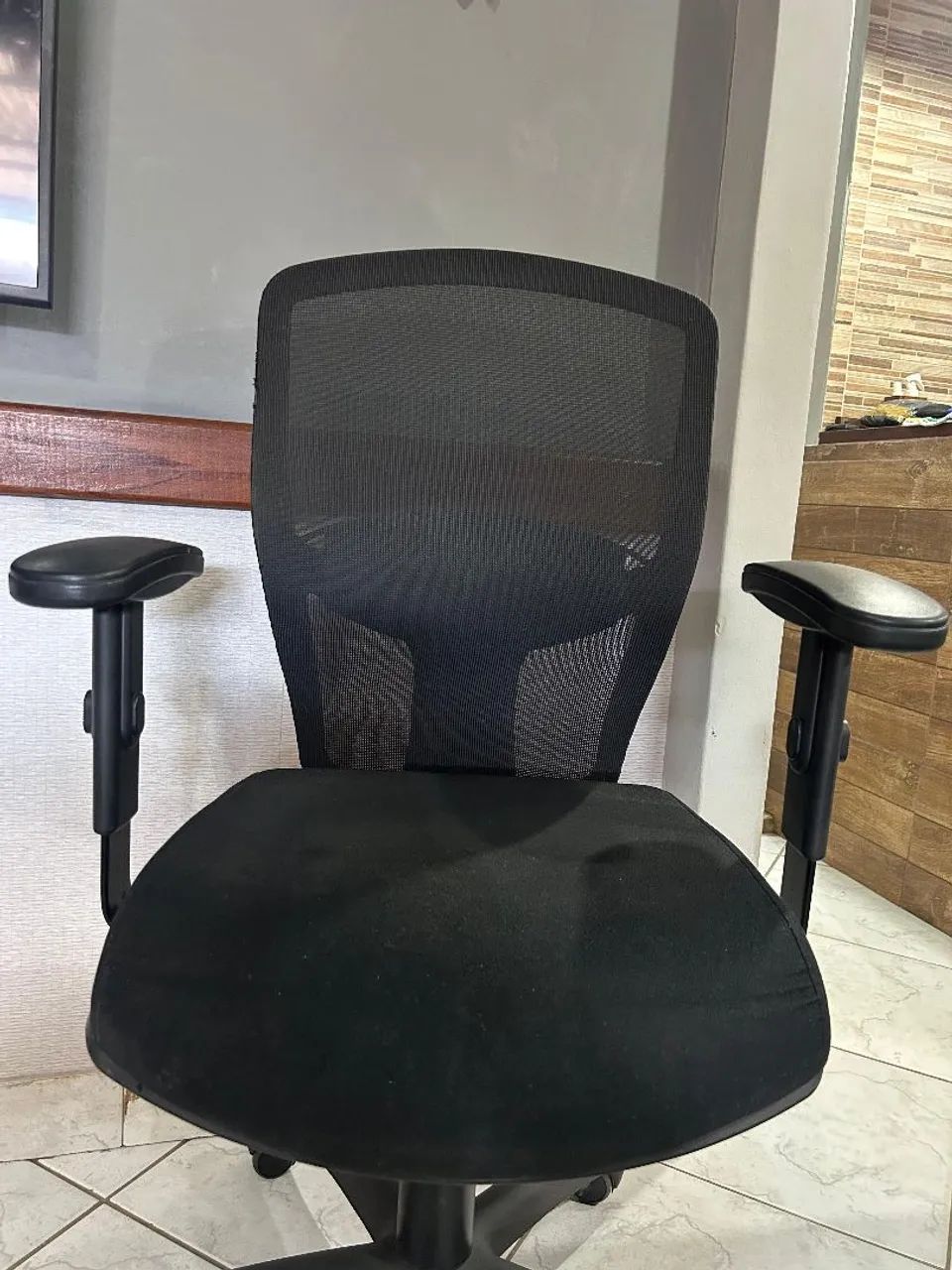Cadeira de escritório com encosto e tela mesh, assento acolchoado e braços com regulagem  - Foto 4