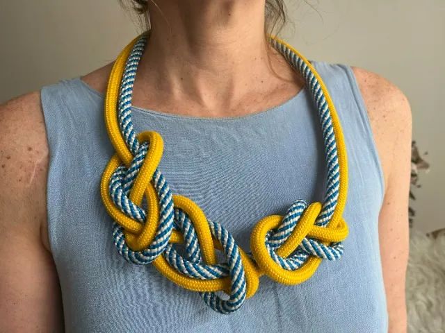 Colar de corda nó azul e amarelo