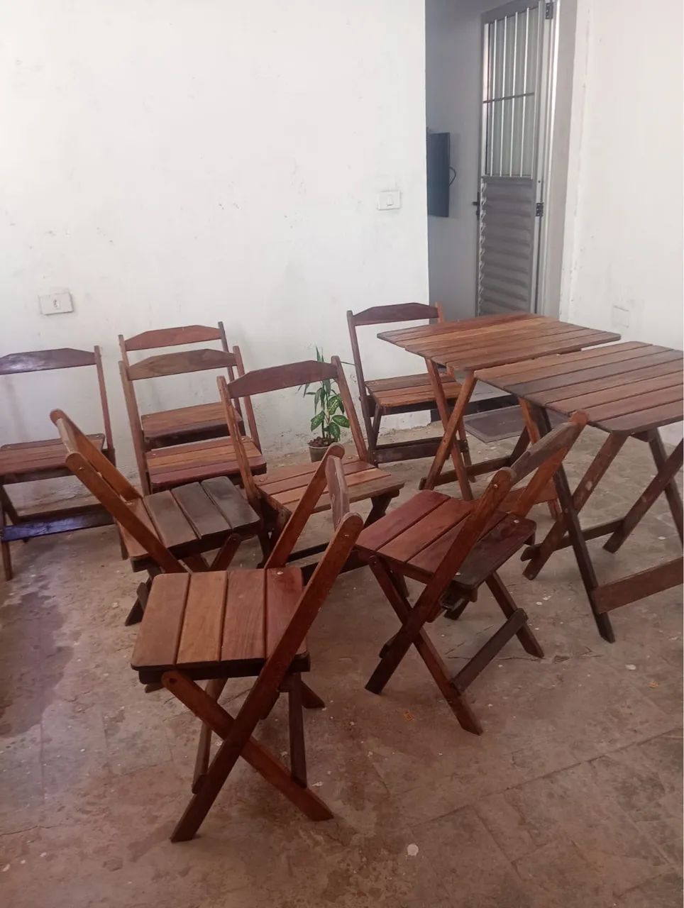 Dois jogos de mesa e calçadeiras madeira  - Foto 3