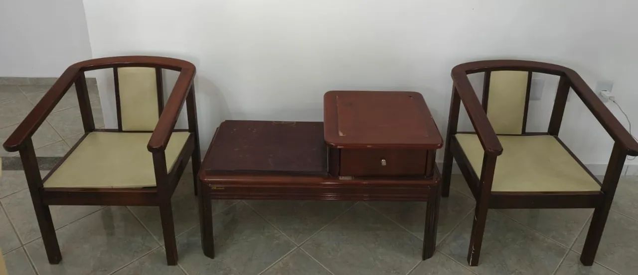 Conjunto de Madeira com 2 Poltronas e Mesa com Gaveta
