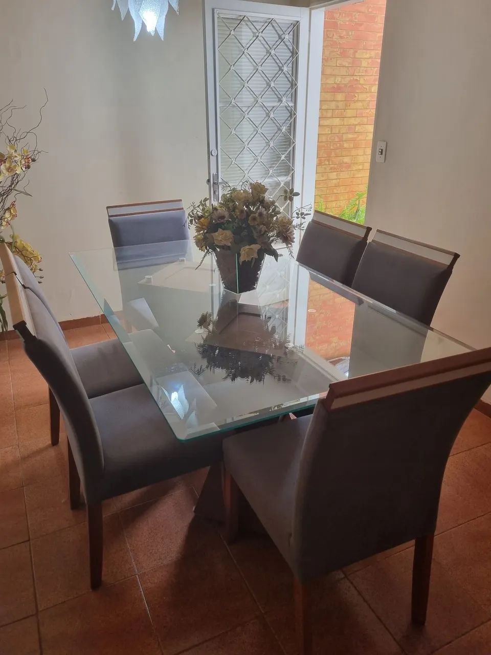 Conjunto Mesa de Jantar - 6 cadeiras, vidro bisotado e madeira maciça