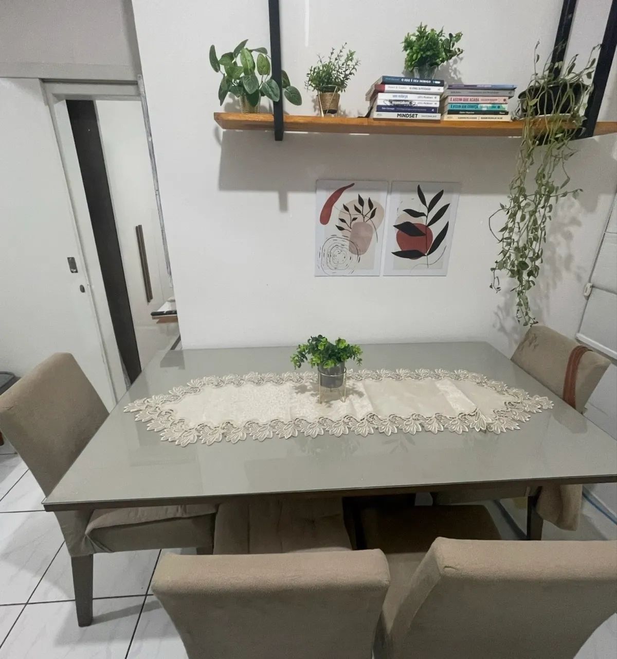 Mesa de jantar com 4 cadeiras e tampo de vidro 