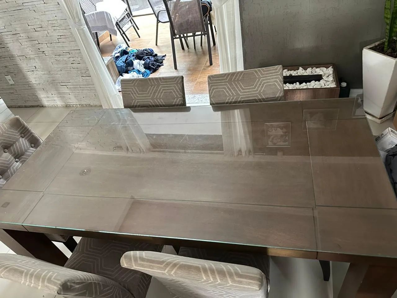 Mesa elegante com cadeiras