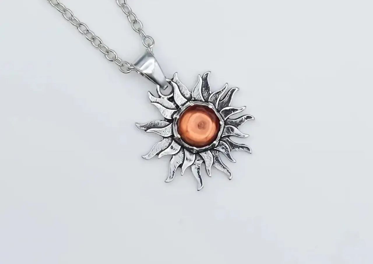 Colar com pingente de sol