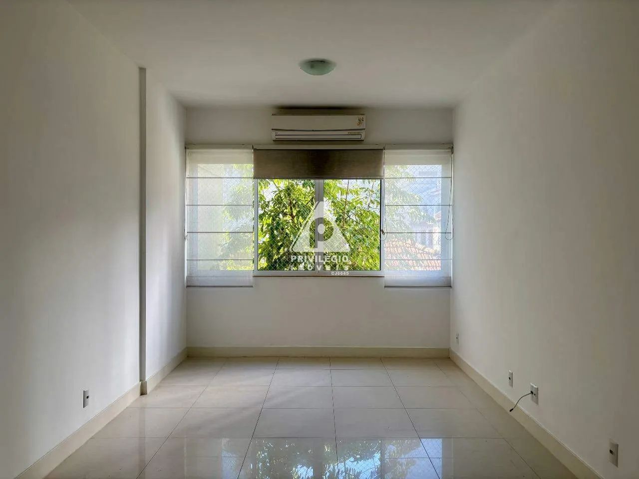 Apartamento reformado com 3 quartos, suíte com varanda e vaga em Ipanema