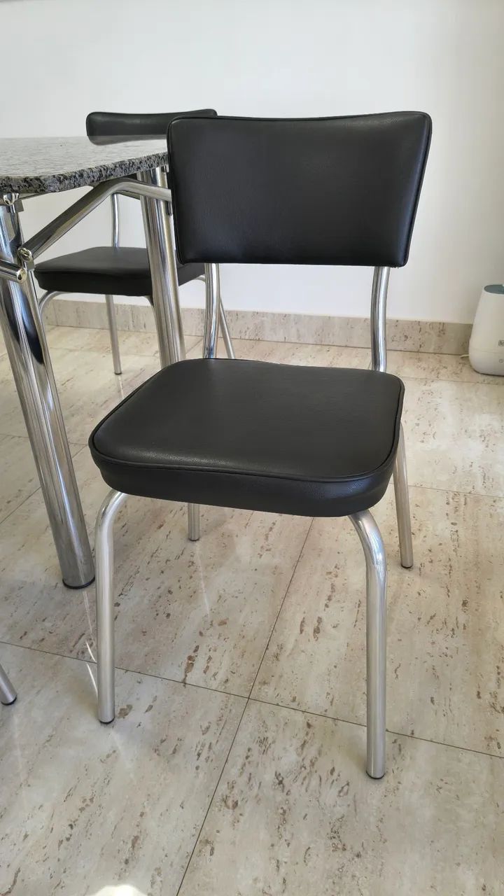 Conjunto de seis cadeiras em aço inox e couro - Foto 3