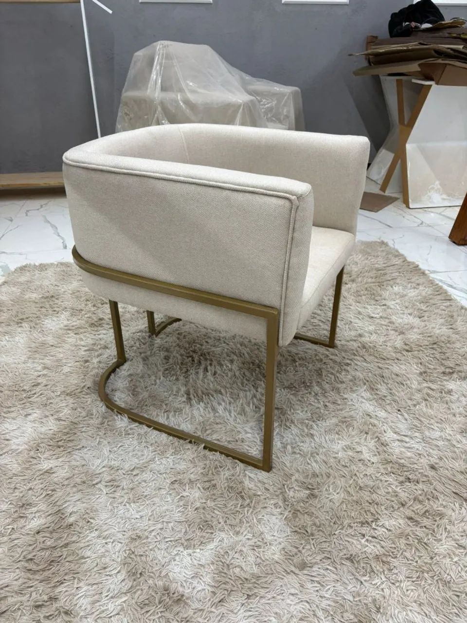 Cadeira poltrona estofado tecido linho - Foto 4