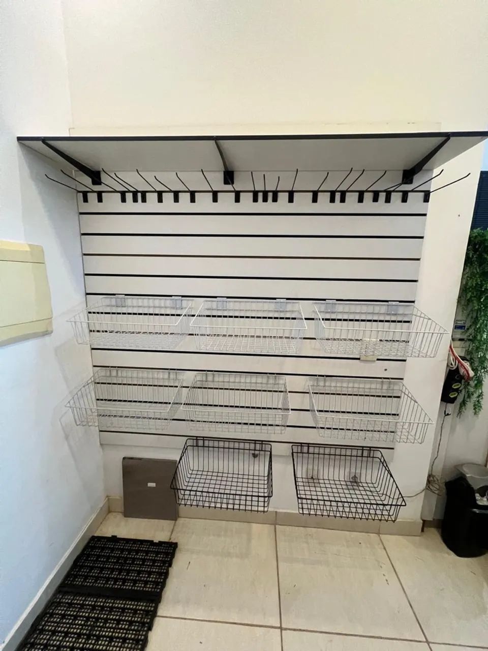 Painel canaletado com cestas e ganchos