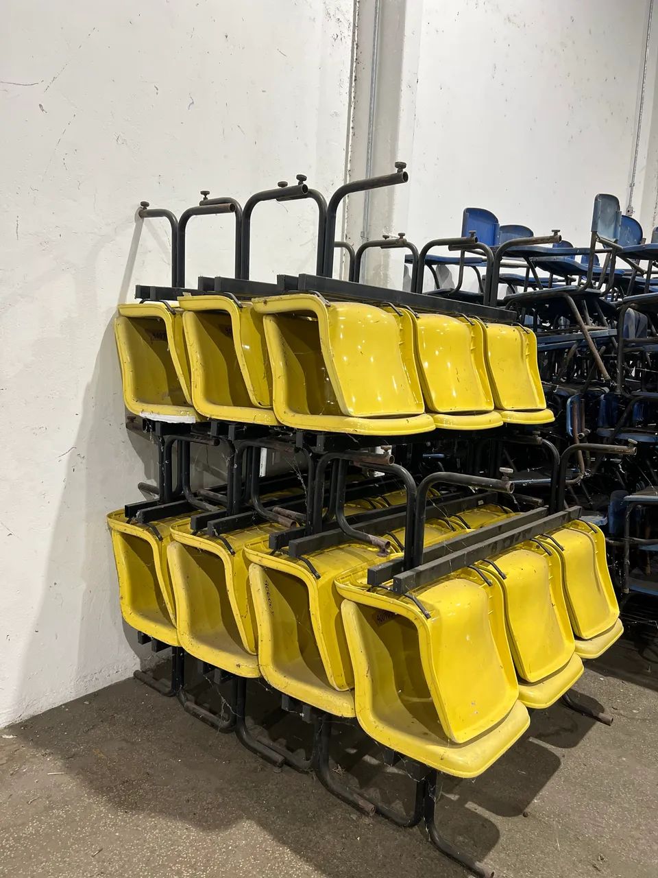 Vendo cadeiras longarinas de 3 e 4 lugares  - Foto 2