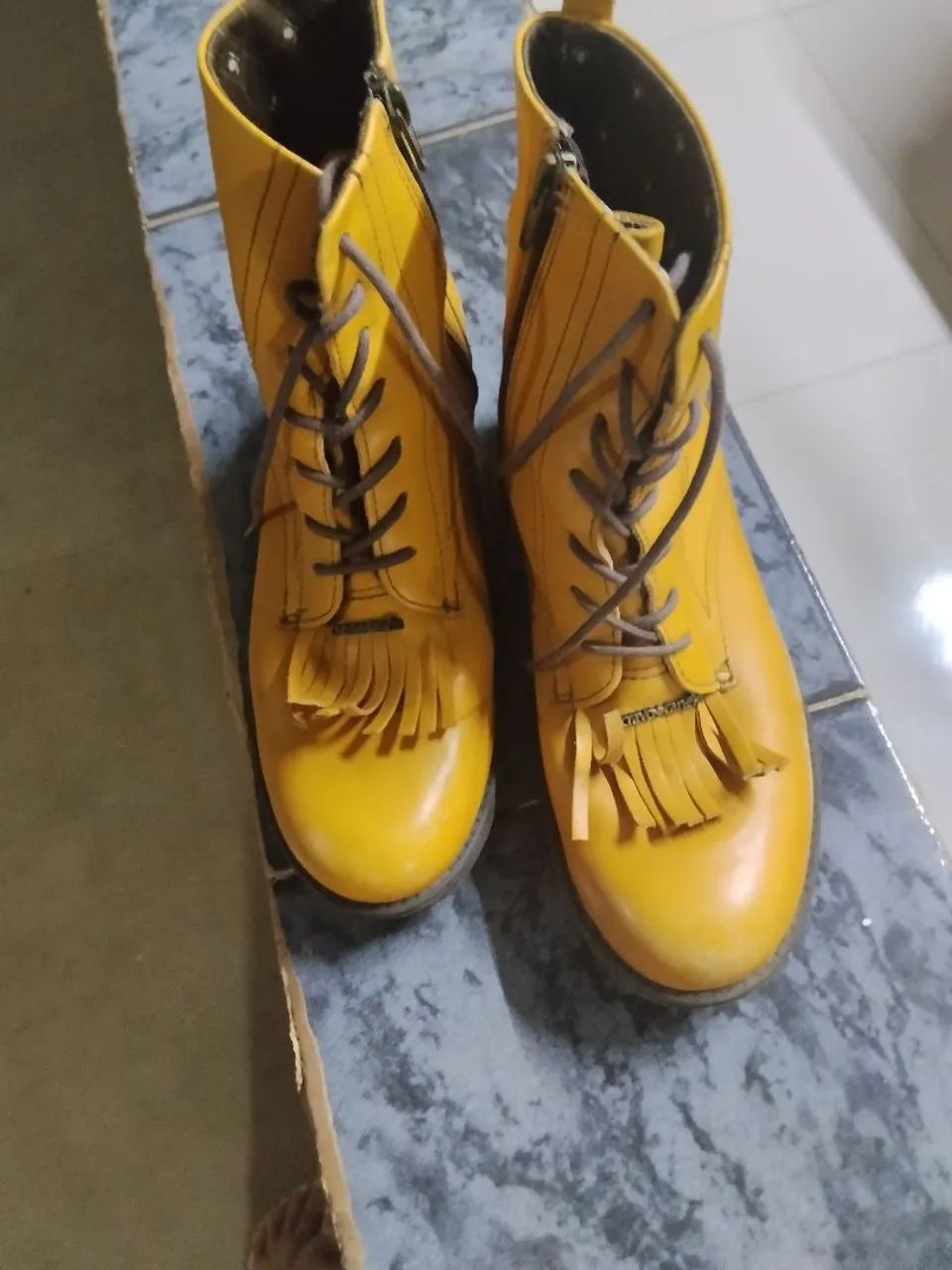 Bota usada cravo e canela 