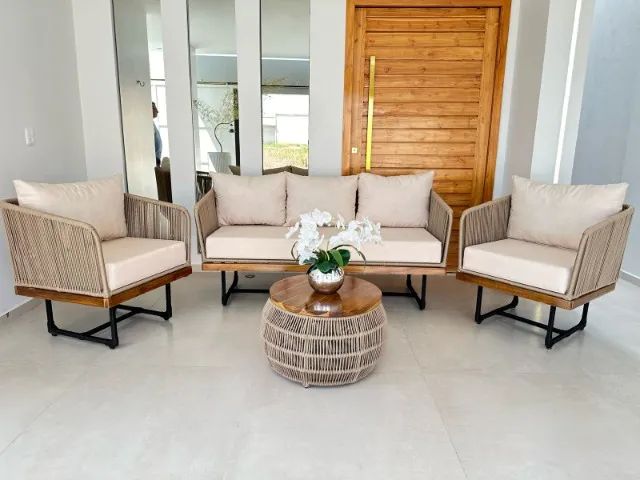 SOFÁ AMERICA COM BORDAS EM MADEIRA