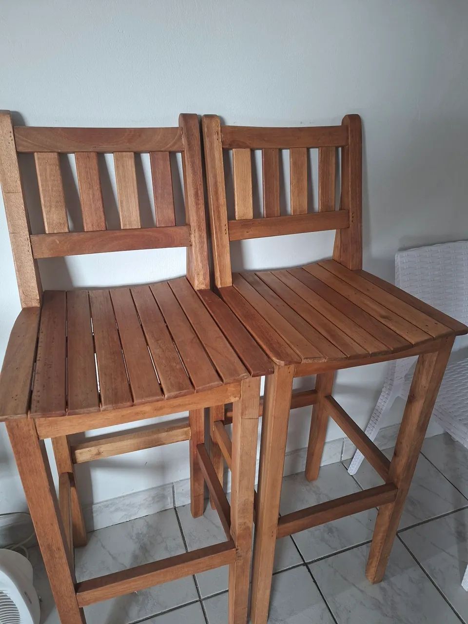 Banquetas de madeira