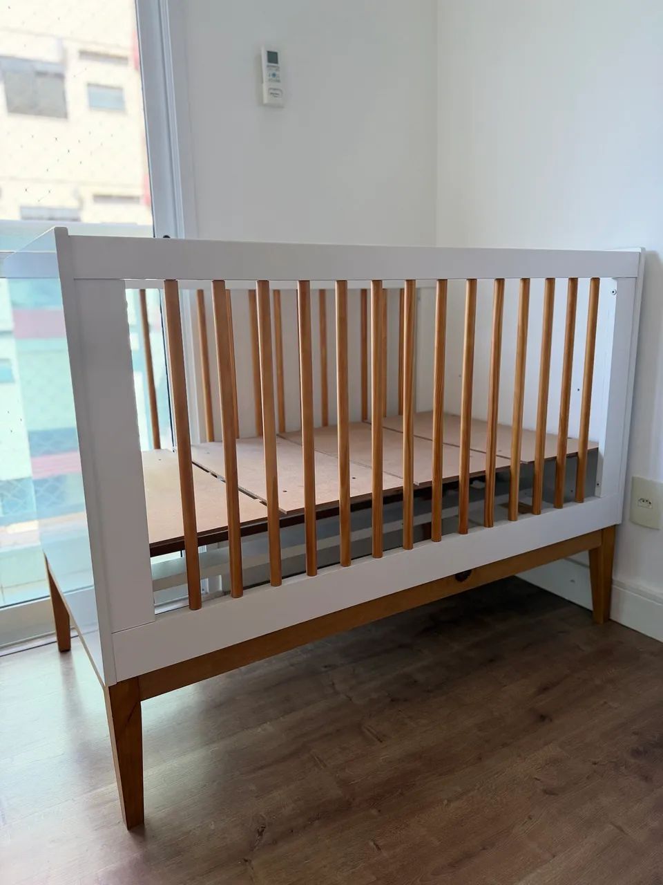 Berço Mini Cama Noah com Pés Square Mel