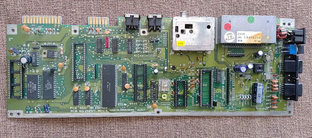Placa Mãe ( Motherboard ) Commodore 64 ( Modelo C64C ) - Ruim / Para Conserto