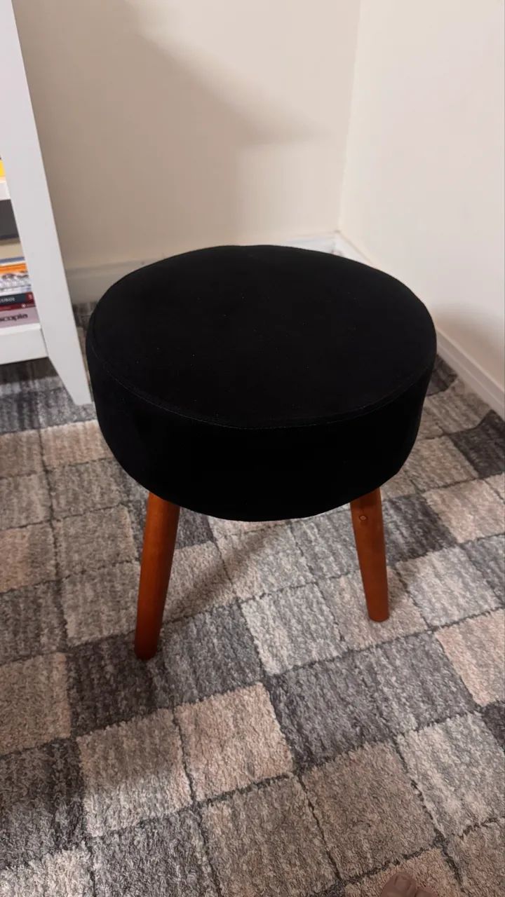 Mesa de centro Bege e Par de Bancos Pretos com Pés de Madeira  - Foto 4