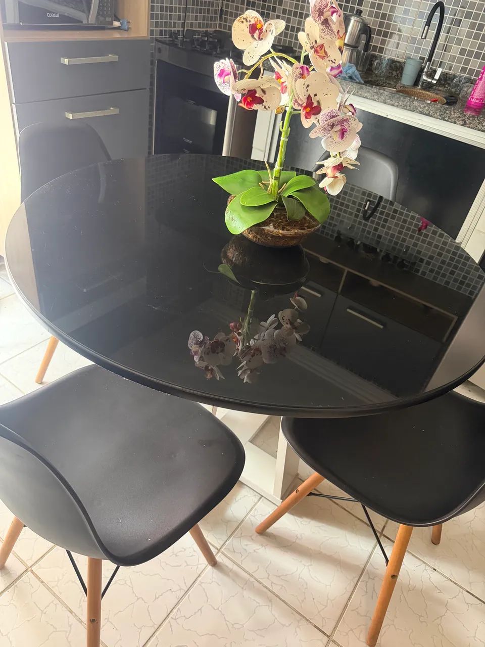 Mesa de jantar novinha com tampo de vidro - Foto 4