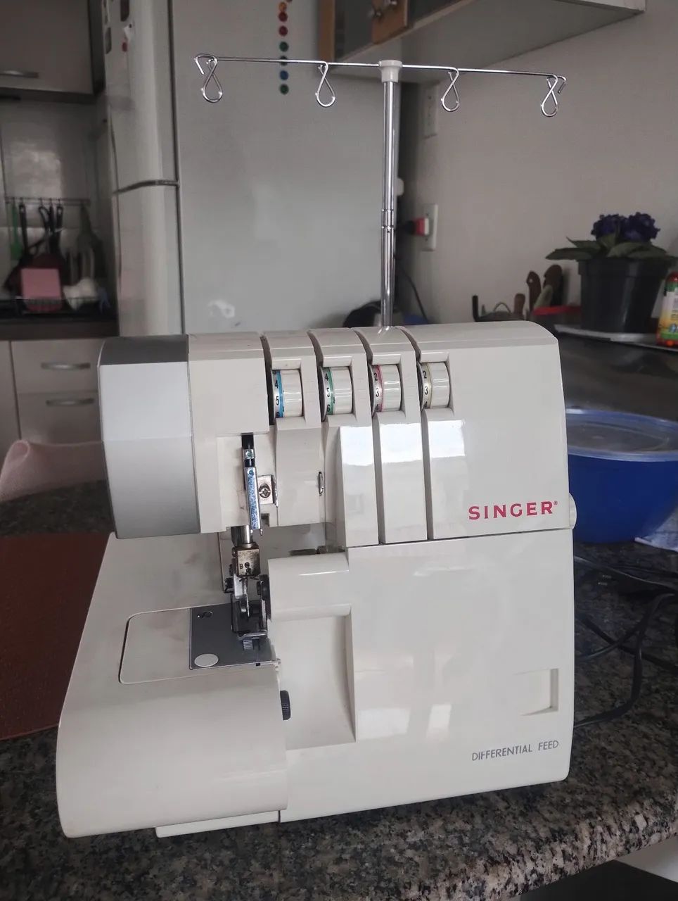 Máquina de Costura Overlock eletrônica  - Foto 2