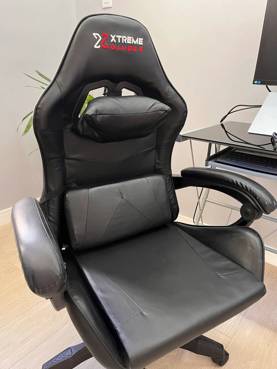 Cadeira Xtreme Gamers, Giratória, Reclinável, Altura Ajustável, Confortável na Cor Preta