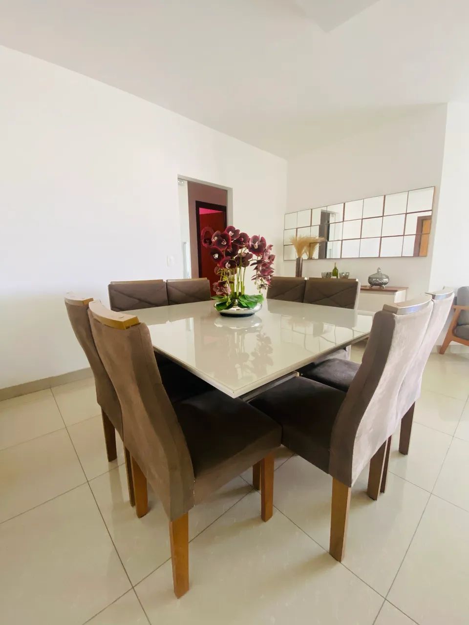 Mesa de jantar com 8 cadeiras 