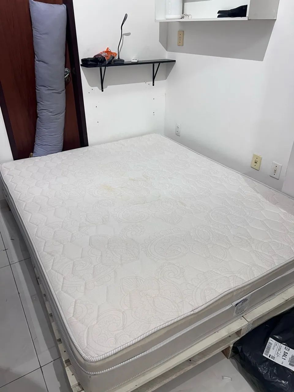 Cama King com pallets 
