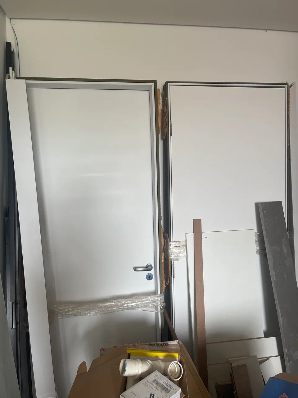 Porta branca 72cm com marco e alisar Concrem
