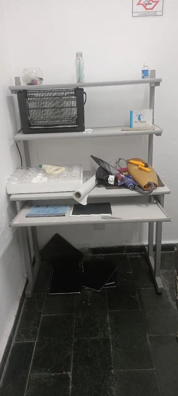 Mesa para escritório com prateleiras. - Foto 2