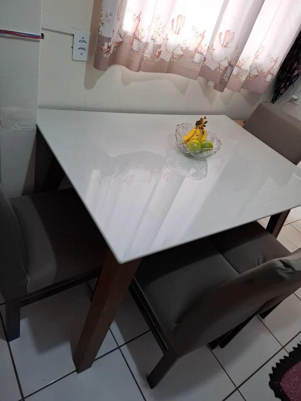 Vendo mesa 4 cadeiras 