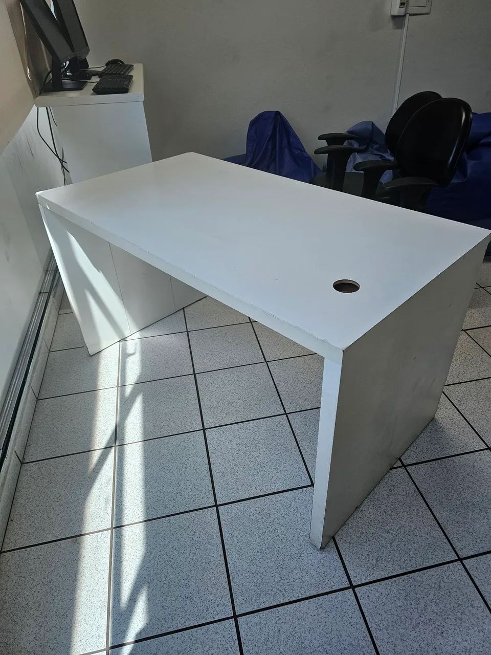 Mesa branca, reforçada para computador ou escritório