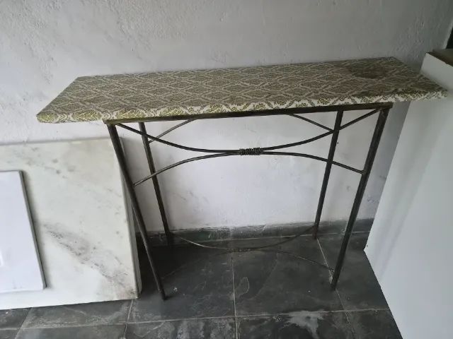 Aparador de aço dourado