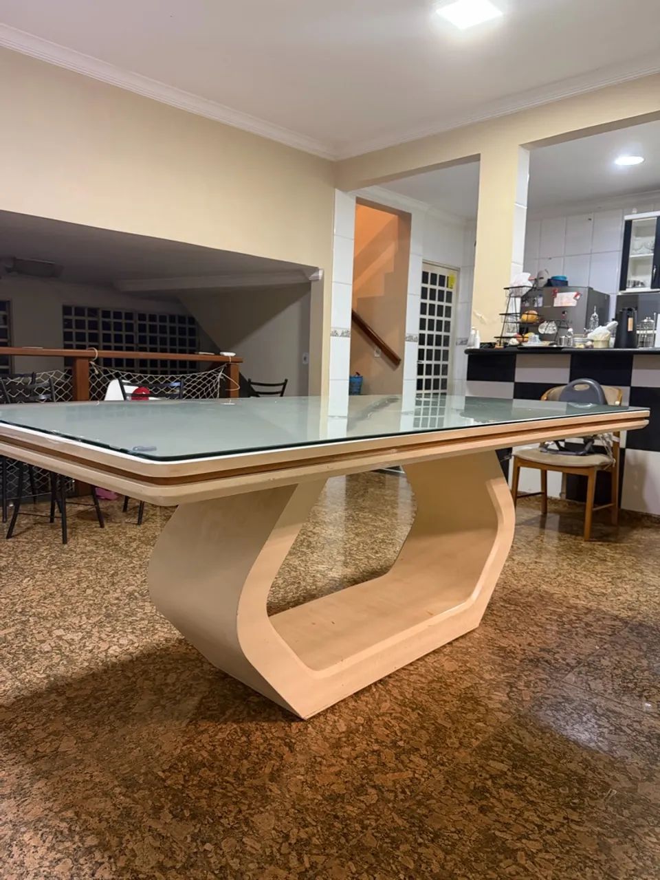 Vendo mesa de madeira com proteção em vidro 