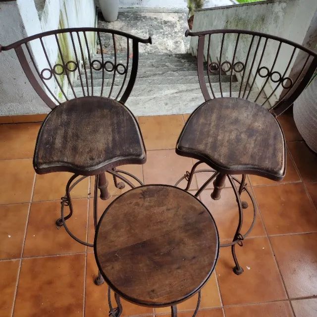 Banquetas rústicas estilo bistrô de madeira e pé de ferro - Foto 2