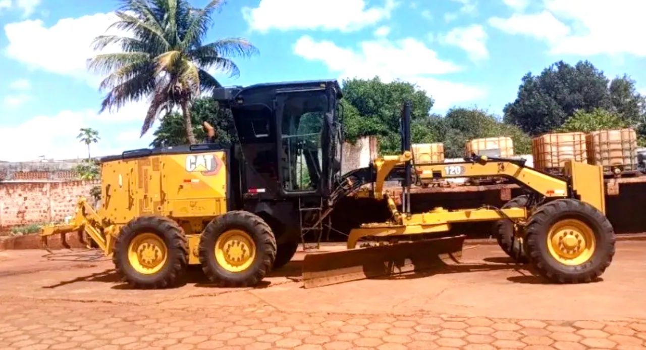 Motoniveladora Caterpillar 120 ano 2021 com 15.000 horas e ripper traseiro, em SP
