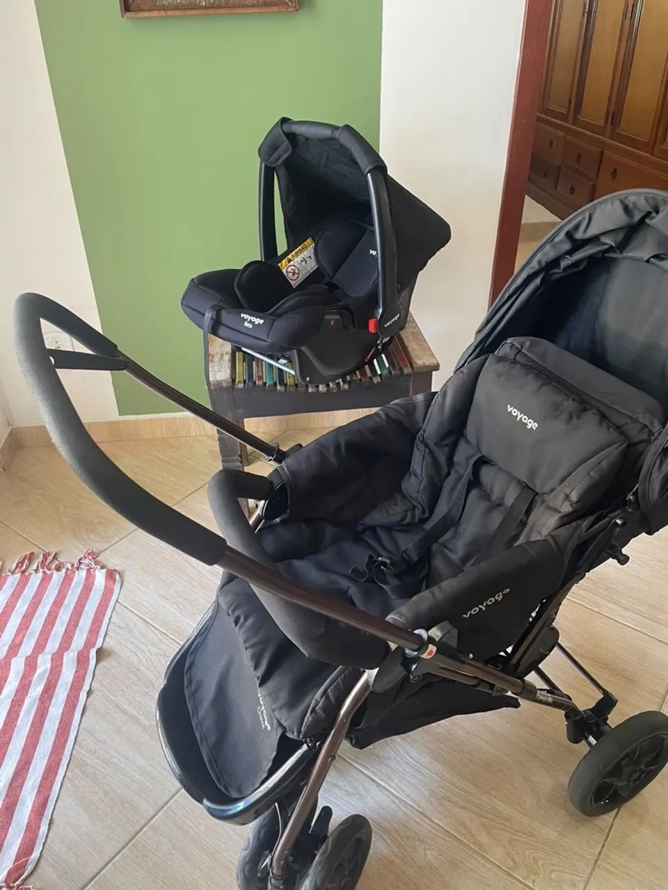 Carrinho com bebê conforto